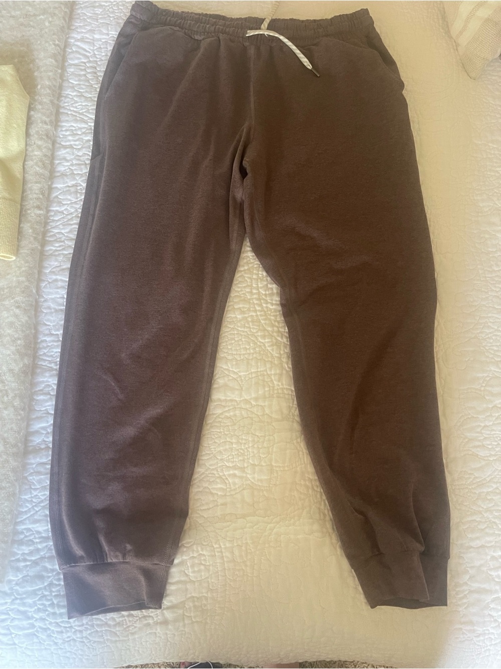 Vuori Casual Cozy Drawstring Joggers in Sable Heather Brown